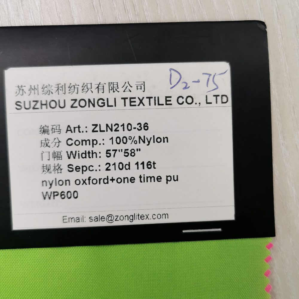 ジャケットとバッグにはPUコーティングを施した210Dナイロンオックスフォード生地を使用